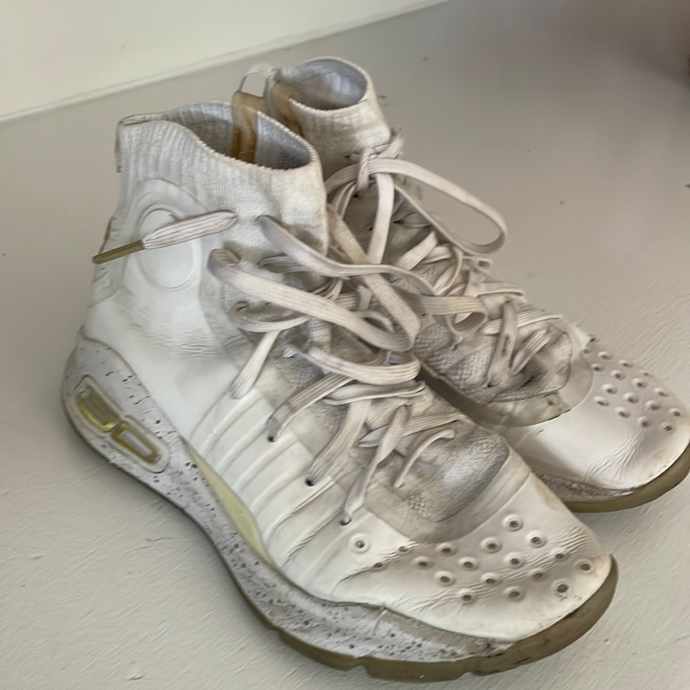 Under Armour basketball shoes. Size 3.5